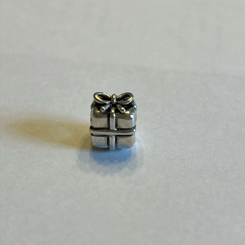 Retired Pandora Present Charm